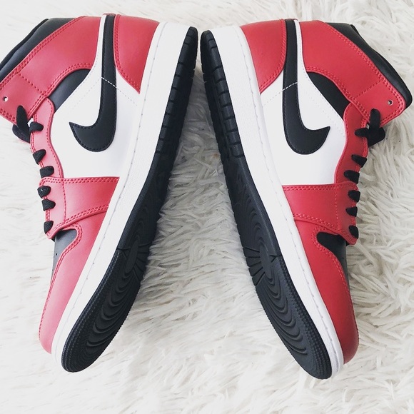 NIKE AIR JORDAN 1 MID ‘CHICAGO BLACK TOE’ SNEAKERS - Picture 4 of 15